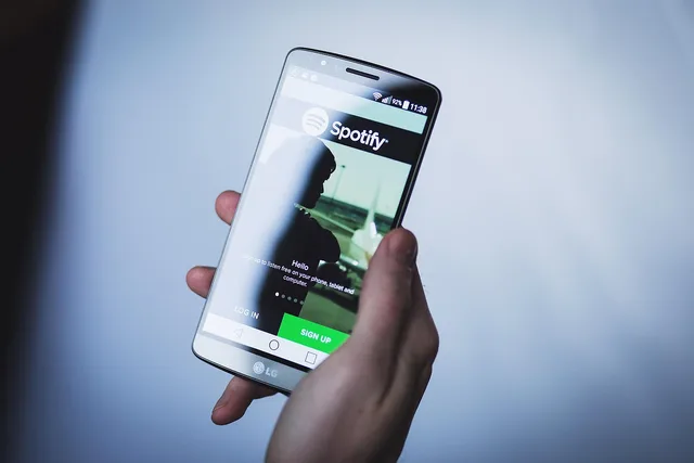 android, mobil, smartphone, mobiltelefon, teknologi, forretning, spotify, musik, blue business, blå teknologi, blå musik, blå telefon, blue mobile, blå virksomhed, blå smartphone. Erhvervstelefoni og netadgang: Sådan vælger virksomheder en løsning
