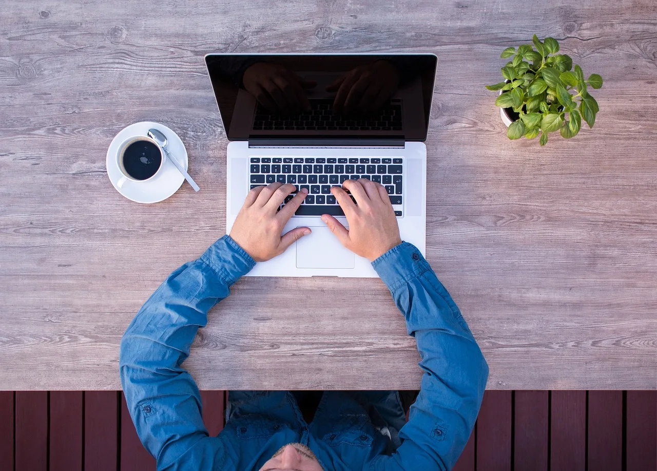 bærbar, business mand, ovenfra, it-ekspert, computer videnskabsmand, hjemmekontor, træbord, macbook, computer, internet, mørk skærm, funktionsfejl, problem, fejl, kaffe, hjemmeside, kreativ, programmør, ung, natur, eget design, professionel, designer, medarbejdere, skriver, plante, en midaldrende kvinde, arbejdspladsen, skrivebord, enkel, ren, afslappet, almindeligt, forretningsmand, arbejde, skærm